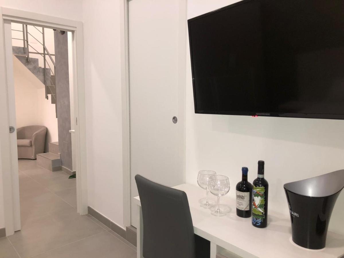 3 Rooms Chiaia Наполи Екстериор снимка